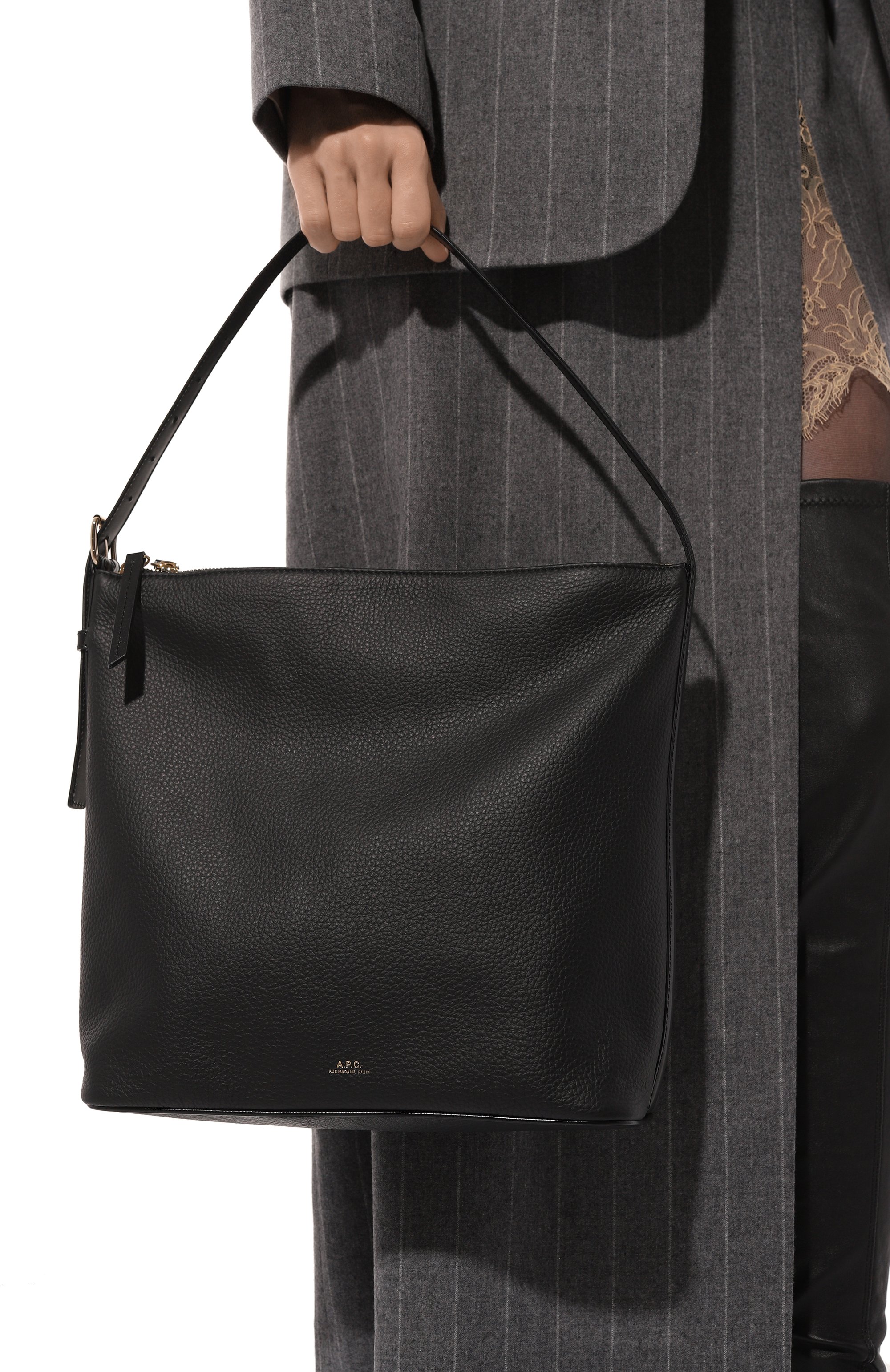 Сумка vera A.P.C. черного цвета по цене 66500 руб., арт. PXCBL-F61902, фото 2 Сумка vera A.P.C., арт. PXCBL-F61902, фото 2