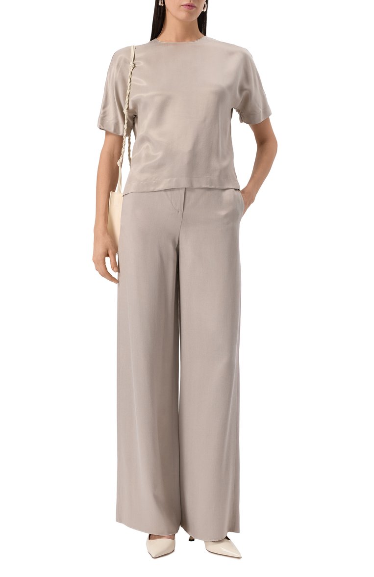 Женские брюки GIORGIO ARMANI светло-серого цвета, арт. GW000621/TE13750 | Фото 2 (Материал сплава: Проставлено; Драгоценные камни: Проставлено; Длина (брюки, джинсы): Удлиненные; Материал внешний: Купро, Вискоза; Женское Кросс-КТ: Брюки-одежда; Силуэт Ж (брюки и джинсы): Широкие; Кросс-КТ: костюм; Стили: Кэжуэл)