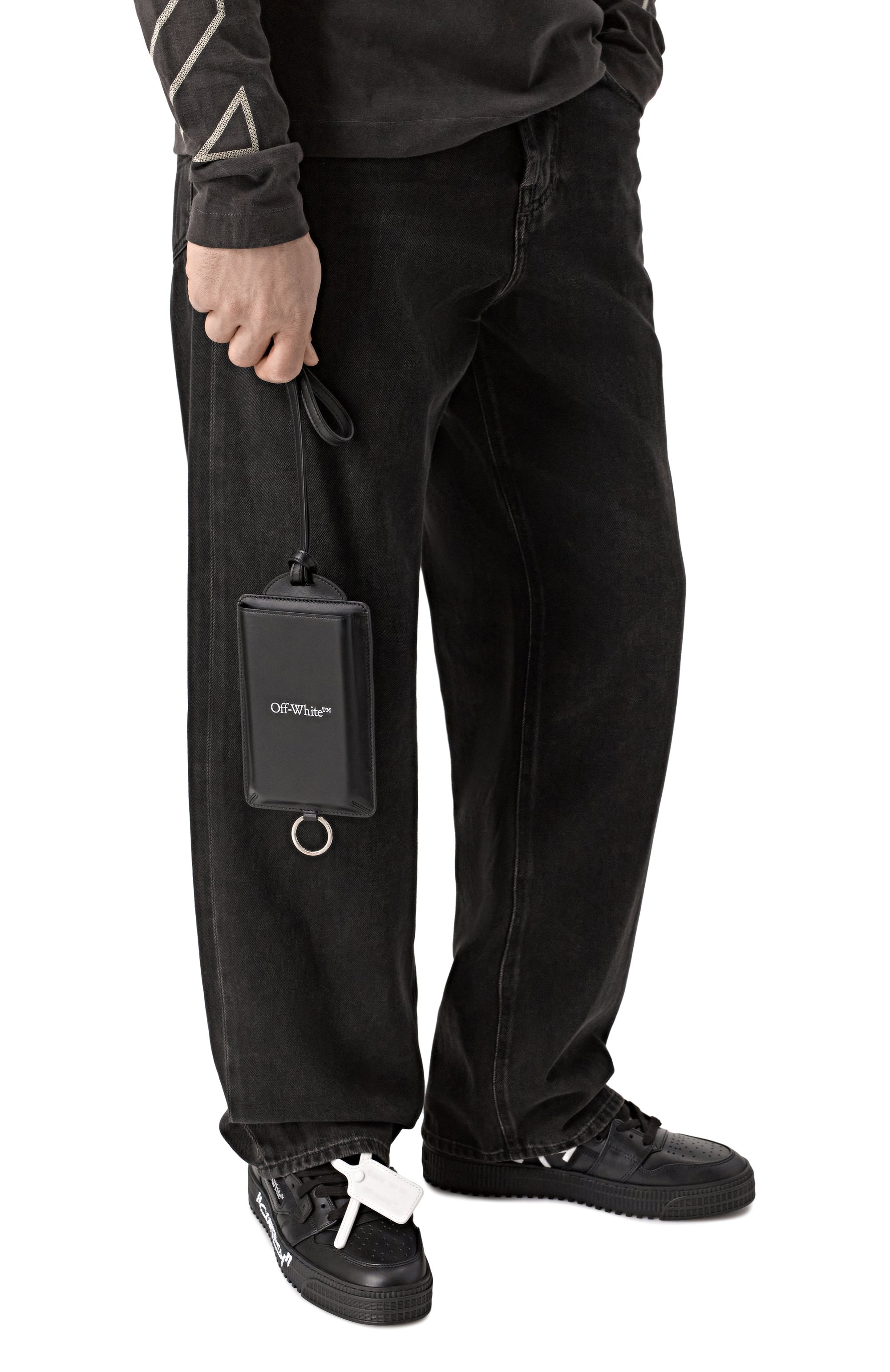 Кожаный чехол для телефона OFF-WHITE черного цвета по цене 39950 руб., арт. 0MNH01AC99LEA001, фото 2 Кожаный чехол для телефона OFF-WHITE, арт. 0MNH01AC99LEA001, фото 2