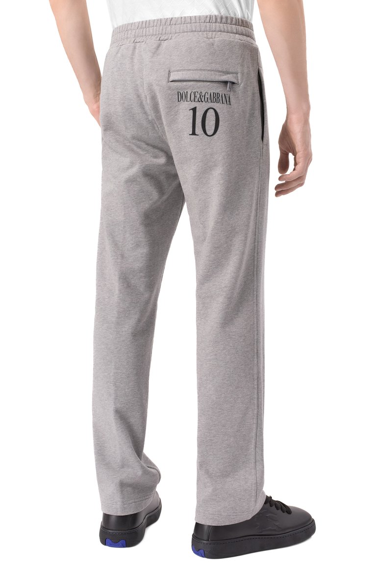 Мужские хлопковые брюки DOLCE & GABBANA светло-серого цвета, арт. GP109T/G702N | Фото 4 (Длина (брюки, джинсы): Стандартные; Материал внешний: Хлопок; Случай: Повседневный; Стили: Спорт-шик; Размерность: Идёт в размер; Автоматизация ТО: Проставлено; Автоматизация состава: Проставлено)