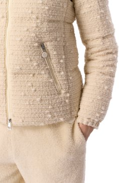 Женский пуховик fourmines MONCLER кремвого цвета, арт. 1A001-60-5980U | Фото 6 (Рукава: Длинные; Длина (верхняя одежда): Короткие; Материал подклада: Синтетический материал; Драгоценные камни: Проставлено; Материал сплава: Проставлено; Стили: Кэжуэл; Кросс-КТ: Пуховик; Материал внешний: Синтетический материал)