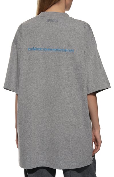 Хлопковая футболка VETEMENTS серого цвета по цене 35250 руб., арт. UE52TR190G 1611/M, фото 4 Хлопковая футболка VETEMENTS, арт. UE52TR190G 1611/M, фото 4