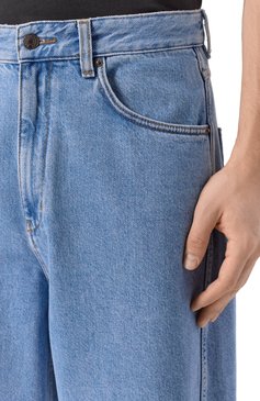 Мужские джинсы EMPORIO ARMANI синего цвета, арт. EM001705/AF13269 | Фото 5 (Материал внешний: Хлопок, Деним; Длина (брюки, джинсы): Стандартные; Стили: Повседневный; Кросс-КТ: Деним; Силуэт М (брюки): Широкие)