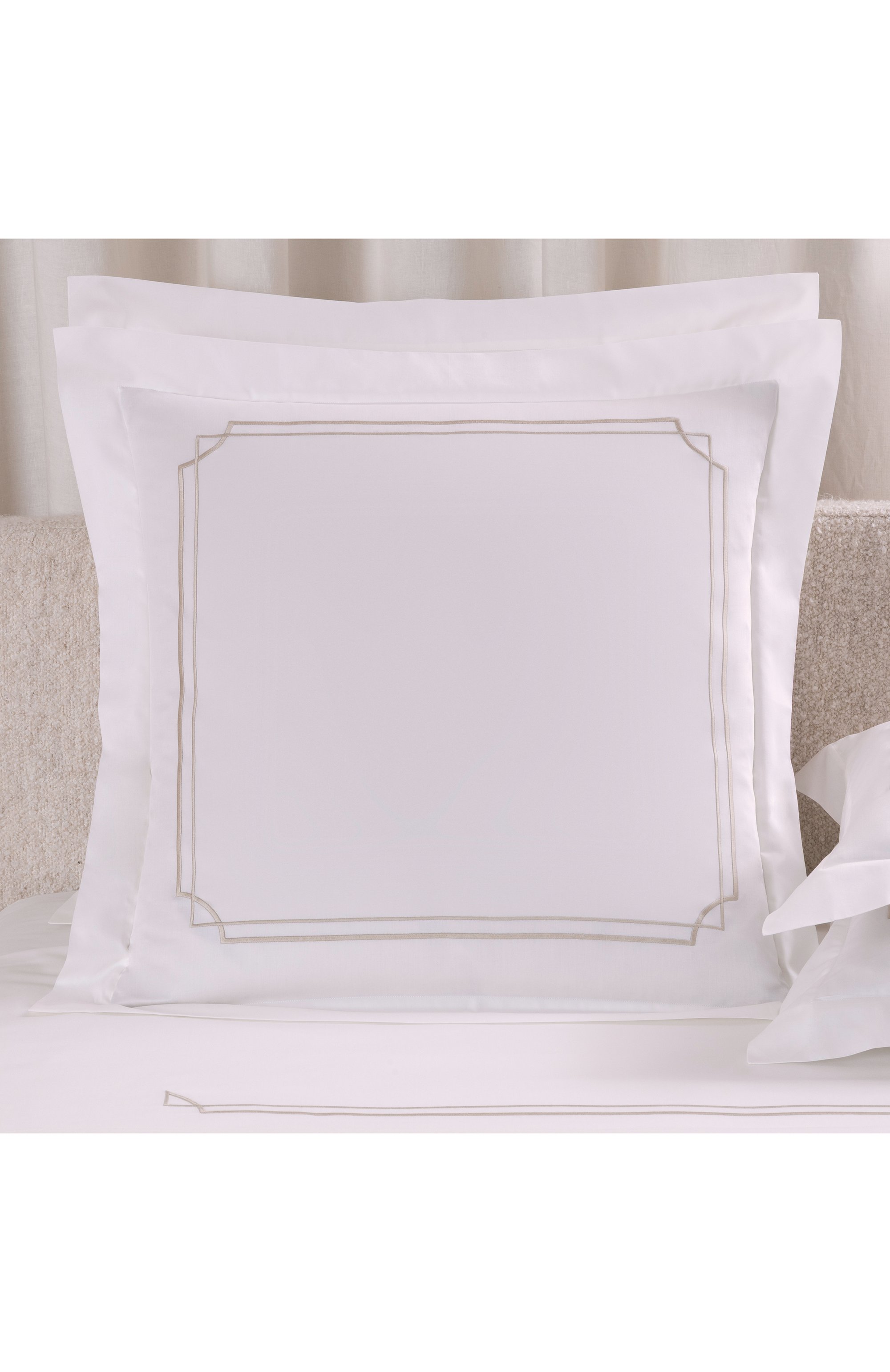 Наволочка layering embroidery FRETTE белого цвета по цене 44050 руб., арт. FR6940 E0700 065B, фото 3 Наволочка layering embroidery FRETTE, арт. FR6940 E0700 065B, фото 3