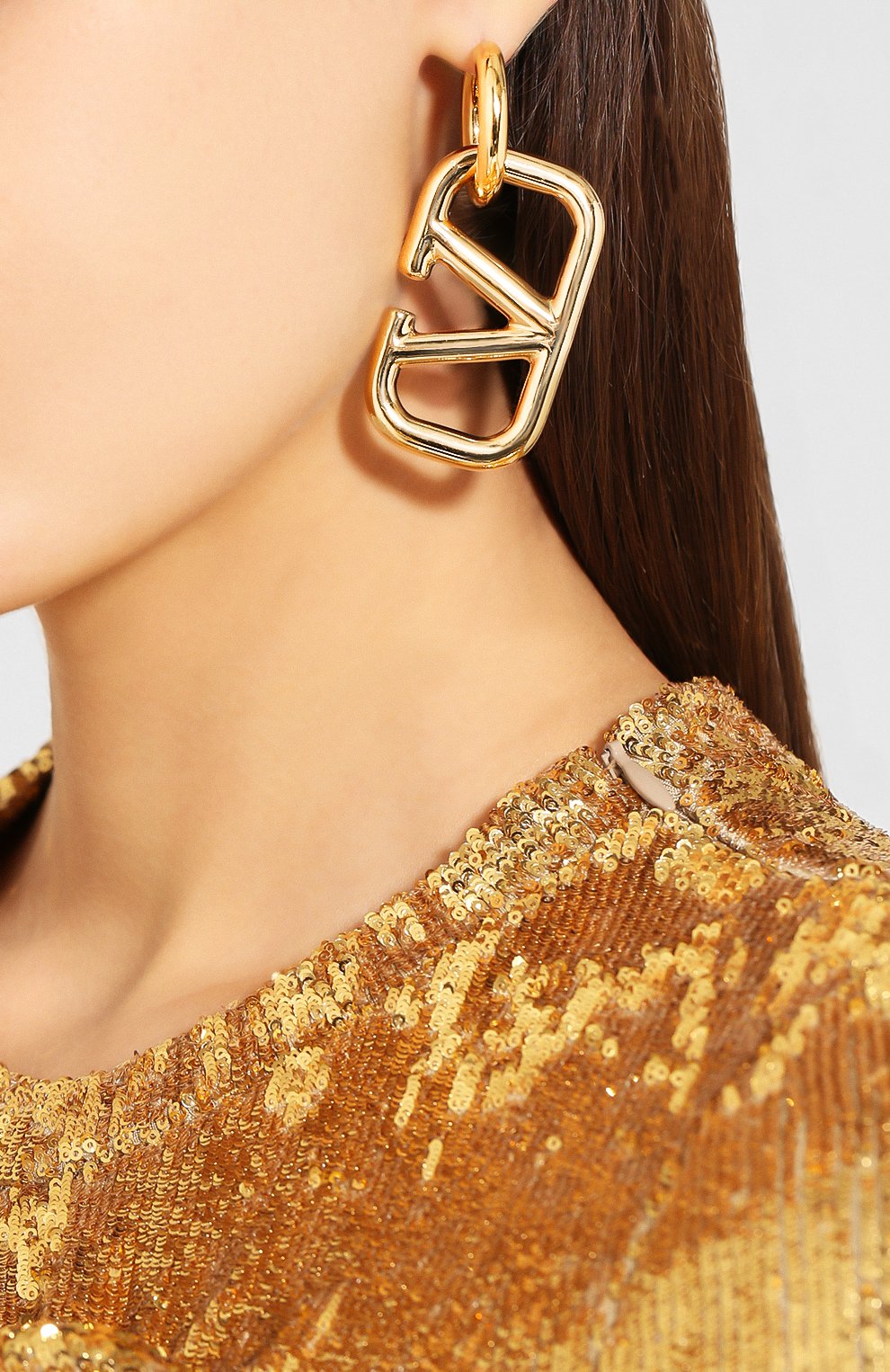Серьги vlogo VALENTINO золотого цвета по цене 48500 руб., арт. SW2J0C79/MET, фото 2 Серьги vlogo VALENTINO, арт. SW2J0C79/MET, фото 2