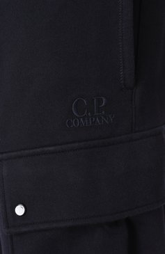Мужские хлопковые брюки-карго C.P. COMPANY темно-синего цвета, арт. 18CMSP045A005086W | Фото 6 (Драгоценные камни: Проставлено; Материал сплава: Проставлено; Материал внешний: Хлоп�ок; Длина (брюки, джинсы): Стандартные; Стили: Кэжуэл; Случай: Повседневный; Силуэт М (брюки): Карго)