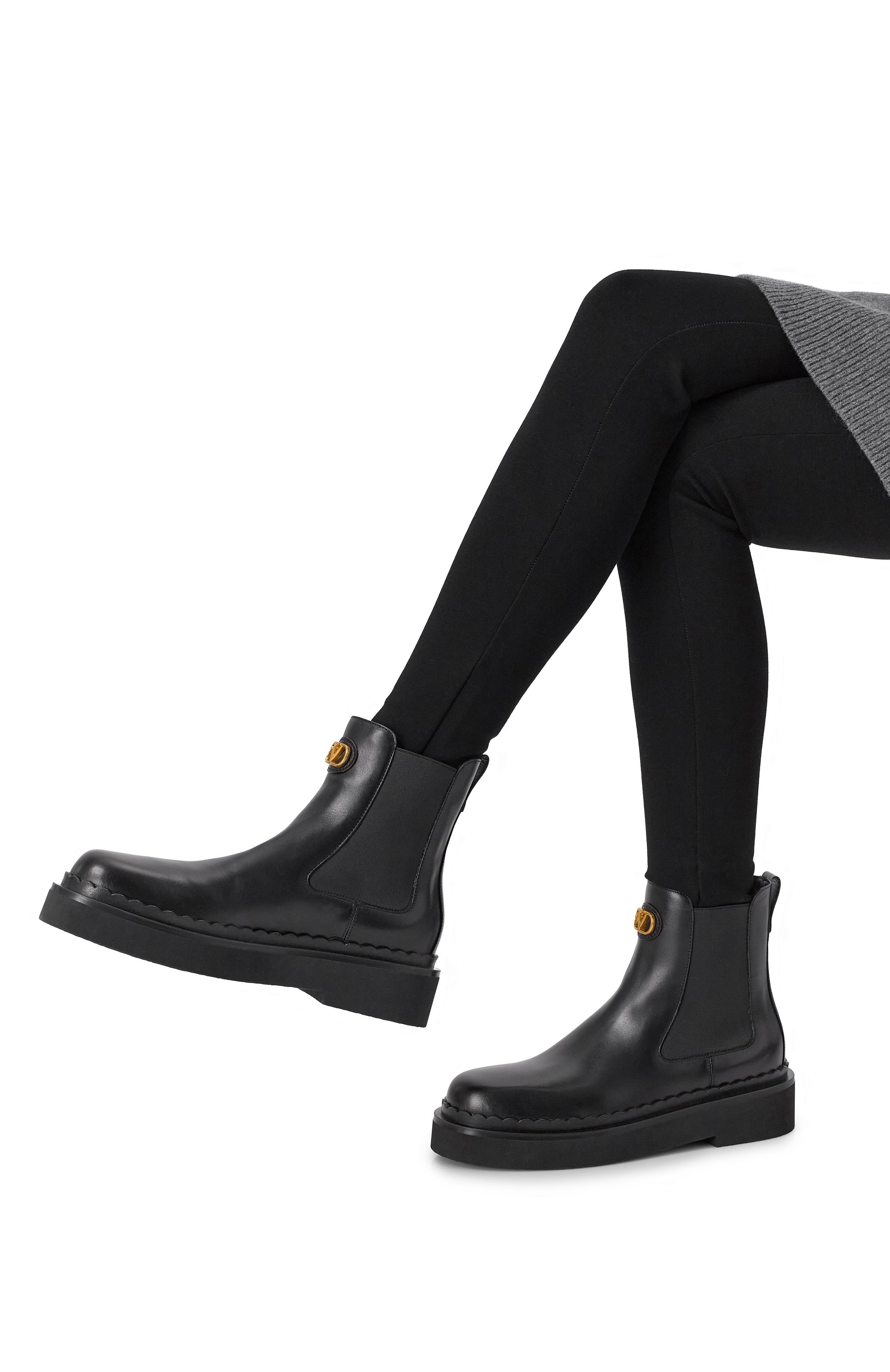 Кожаные челси VALENTINO черного цвета по цене 152500 руб., арт. 7W2S0ME7/BEK, фото 2 Кожаные челси VALENTINO, арт. 7W2S0ME7/BEK, фото 2