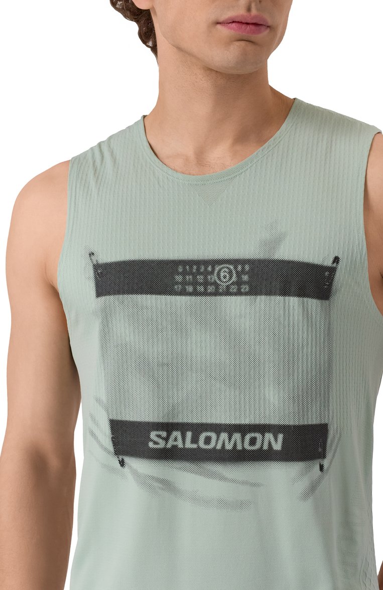 Мужская майка mm6 maison margiela x salomon MM6 светло-зеленого цвета, арт. SH0NL0005/M20101 | Фото 5 (Автоматизация состава: Проставлено; Длина (для топов): Стандартные; Автоматизация ТО: Проставлено; Материал внешний: Синтетический материал; Мужское Кросс-КТ: Футболка-одежда; Принт: С принтом; Стили: Спорт-шик, Кэжуэл; Рукава: Без рукавов; Детали: Без декора)