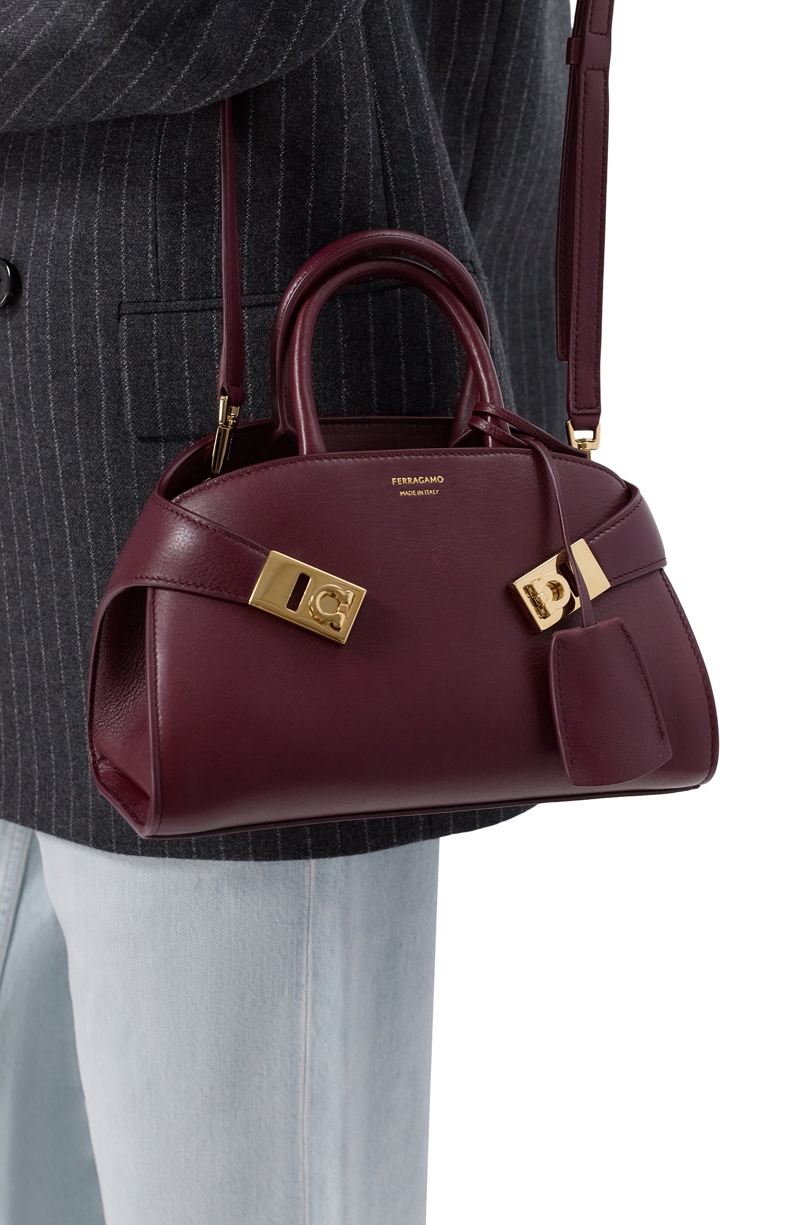 Сумка hug mini FERRAGAMO бордового цвета по цене 243500 руб., арт. 215975/791878, фото 2 Сумка hug mini FERRAGAMO, арт. 215975/791878, фото 2