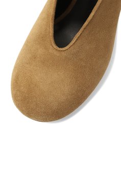 Женские замшевые туфли duck 55 MOSCHINO бежевого цвета, арт. 10015/ME0 | Фото 7 (Драгоценные камни: Проставлено; Материал внешний: Натуральная кожа, Замша; Материал сплава: Проставлено; Каблук высота: Средний; Подошва: Плоская; Материал внутренний: Натуральная кожа; Каблук тип: Фигурный)