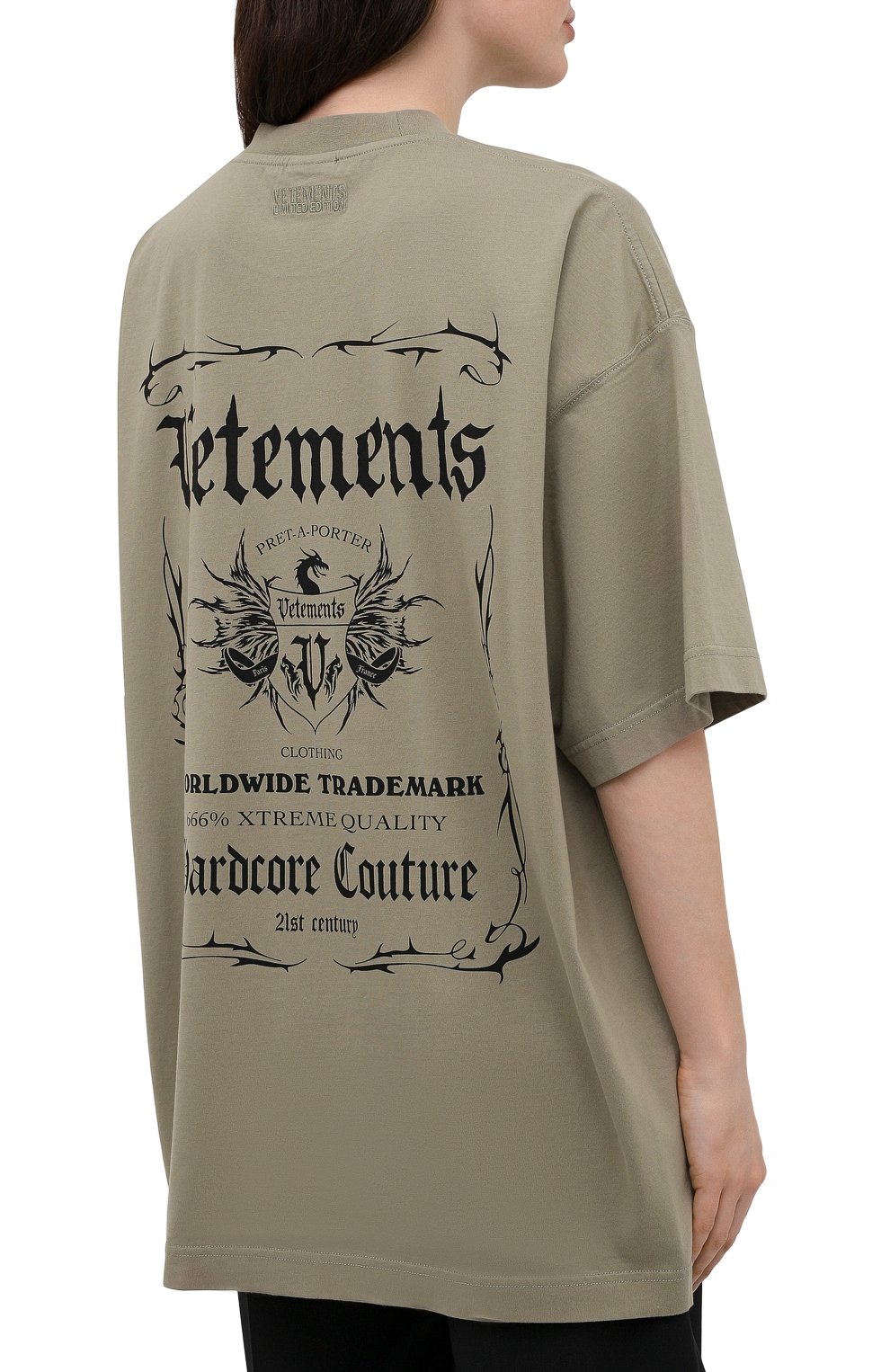 Хлопковая футболка VETEMENTS хаки цвета по цене 55650 руб., арт. UA52TR480G 1610/W, фото 4 Хлопковая футболка VETEMENTS, арт. UA52TR480G 1610/W, фото 4