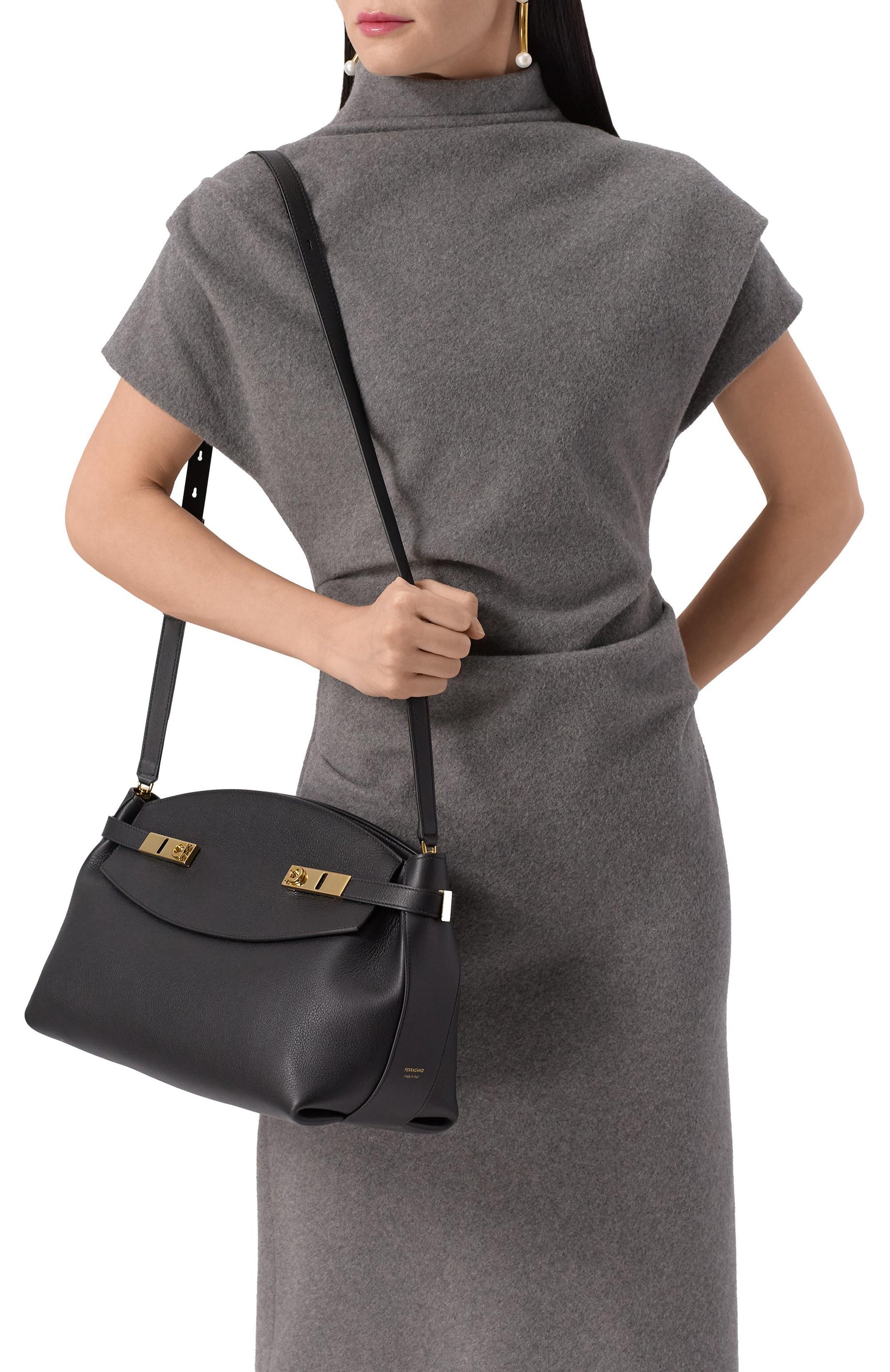 Сумка hug soft large FERRAGAMO черного цвета по цене 343000 руб., арт. 215890/766675, фото 2 Сумка hug soft large FERRAGAMO, арт. 215890/766675, фото 2