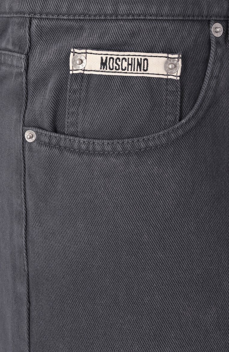 Мужские джинсы MOSCHINO серого цвета, арт. J0332/0227 | Фото 6 (Материал внешний: Хлопок, Деним; Длина (брюки, джинсы): Стандартные; Кросс-КТ: Деним; Силуэт М (брюки): Прямые; Стили: Кэжуэл, Повседневный; Автоматизация ТО: Проставлено; Детали: Без декора; Автоматизация состава: Проставлено)