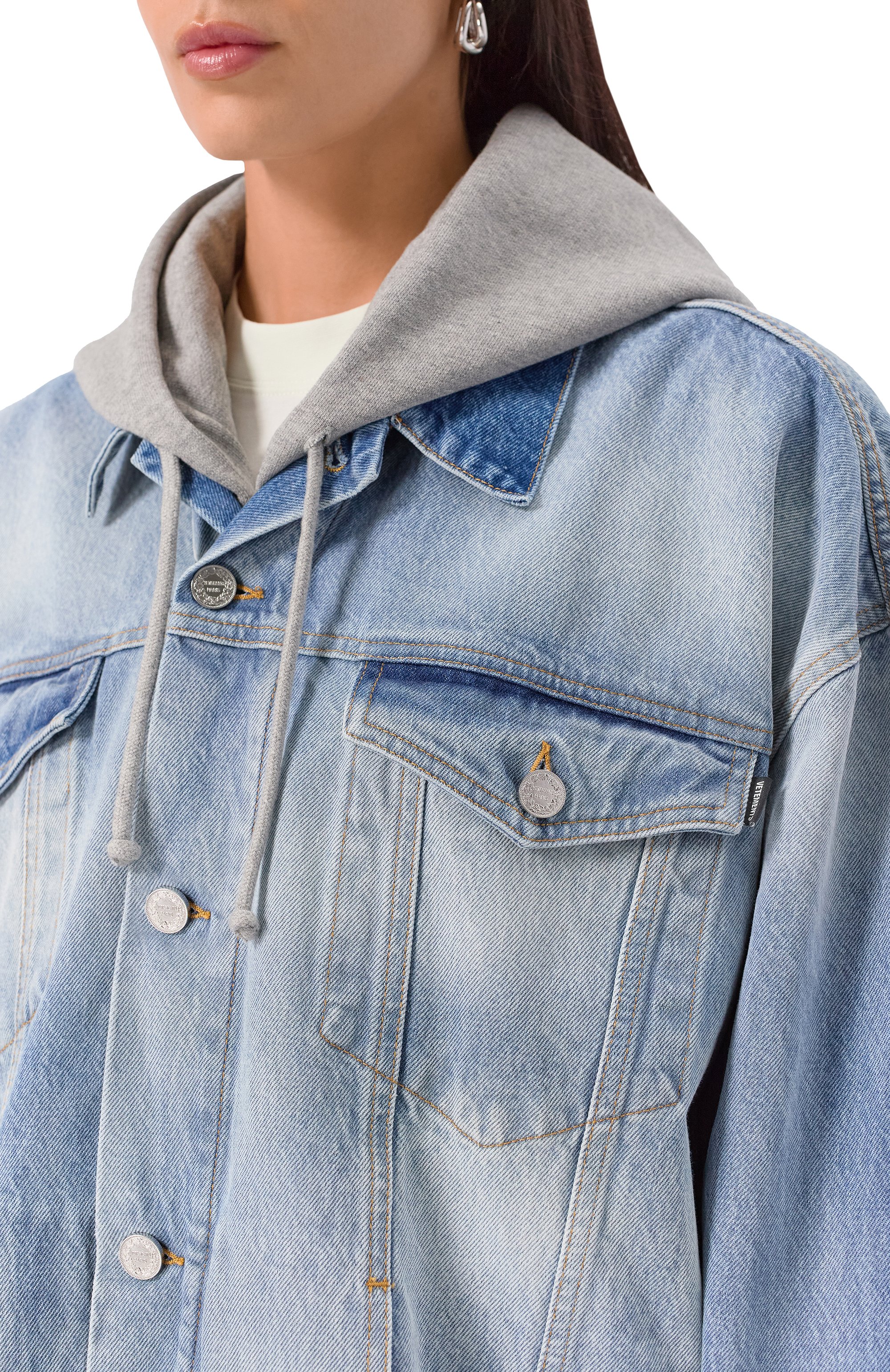 Джинсовая куртка VETEMENTS голубого цвета по цене 109500 руб., арт. UA53JA800L/2801 DENIM, фото 8 Джинсовая куртка VETEMENTS, арт. UA53JA800L/2801 DENIM, фото 8