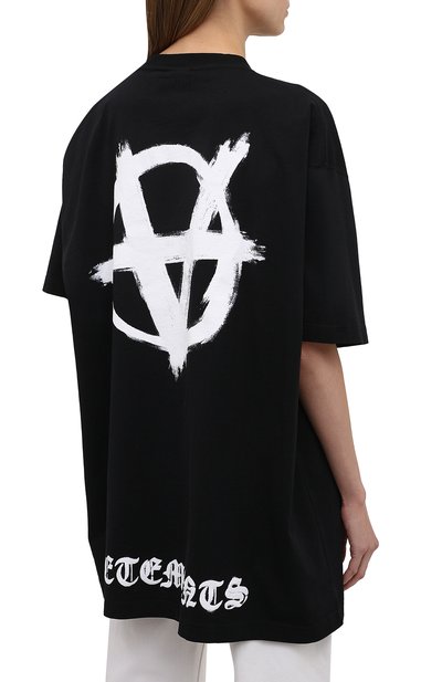 Хлопковая футболка VETEMENTS черного цвета по цене 58900 руб., арт. UA52TR490W 1602/W, фото 4 Хлопковая футболка VETEMENTS, арт. UA52TR490W 1602/W, фото 4