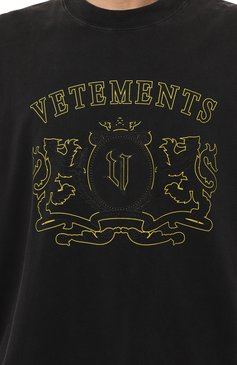 Мужская хлопковая футболка VETEMENTS черного цвета, арт. UE64TR410BY | Фото 5 (Рукава: Короткие, 3/4; Принт: С принтом; Длина (для топов): Удлиненные; Материал сплава: Проставлено; Материал внешний: Хлопок; Стили: Спорт-шик; Драгоценные камни: Проставлено)