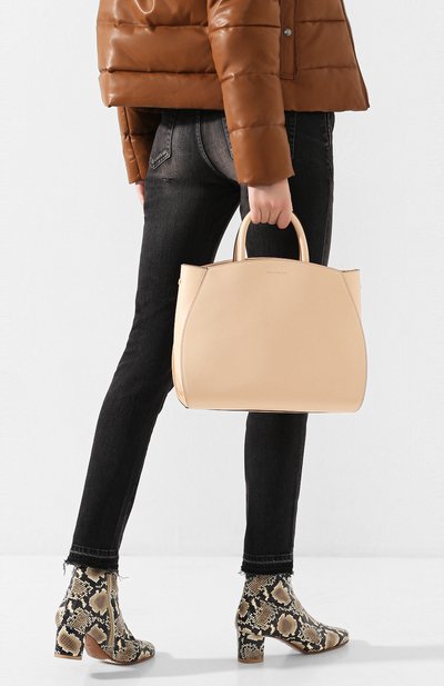 Сумка concrete medium COCCINELLE бежевого цвета по цене 39900 руб., арт. E1 FLA 18 01 01, фото 2 Сумка concrete medium COCCINELLE, арт. E1 FLA 18 01 01, фото 2
