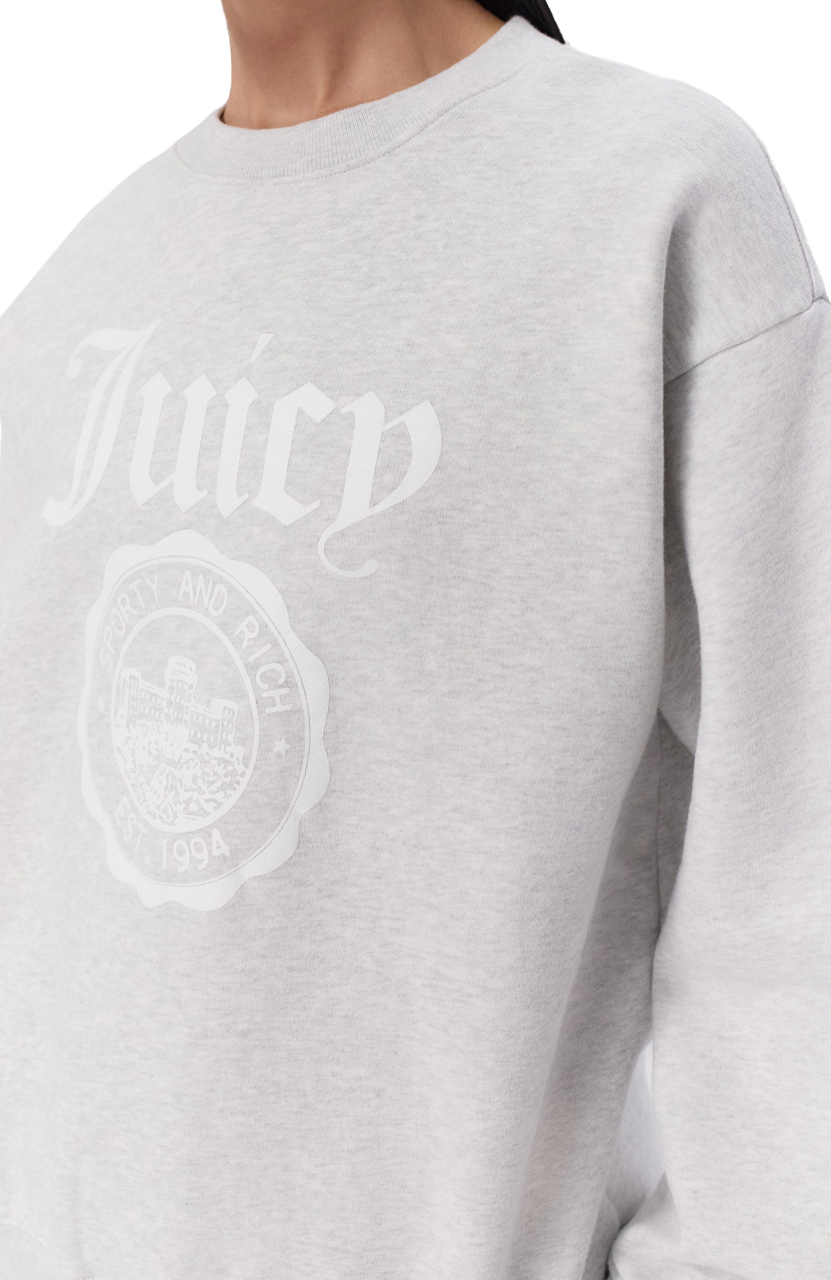 Хлопковый свитшот sporty & rich x juicy couture SPORTY AND RICH серого цвета по цене 32200 руб., арт. ST071716691GY03/JUICY EMBLEM CREWNECK, фото 5 Хлопковый свитшот sporty & rich x juicy couture SPORTY AND RICH, арт. ST071716691GY03/JUICY EMBLEM CREWNECK, фото 5