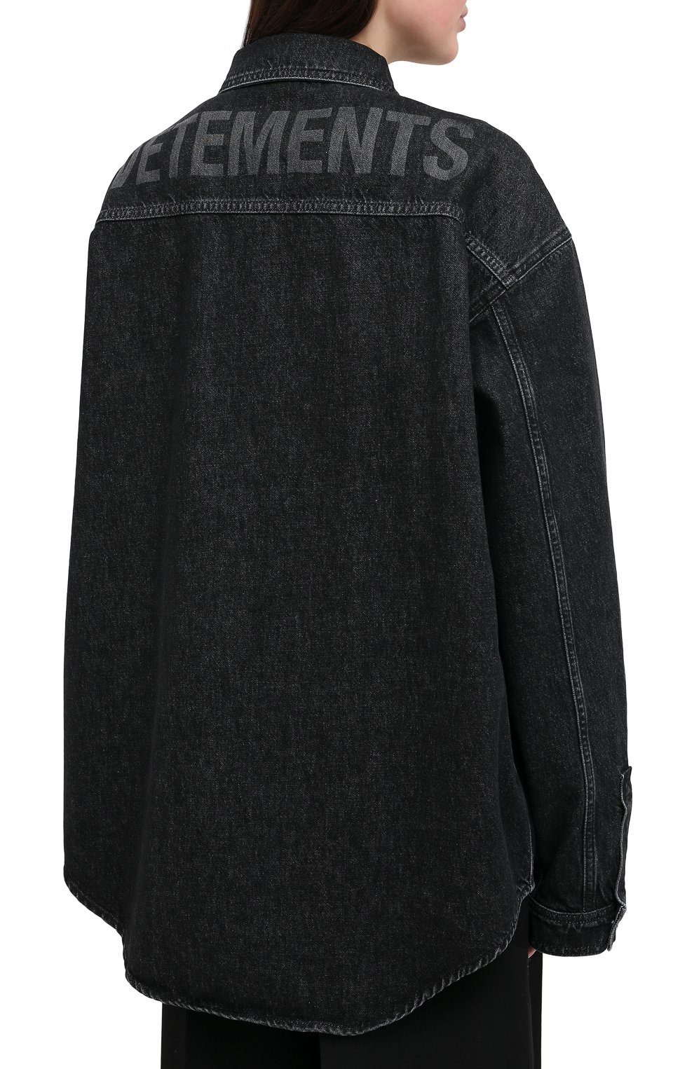 Джинсовая рубашка VETEMENTS черного цвета по цене 145500 руб., арт. UAH21SH043 2801/W, фото 4 Джинсовая рубашка VETEMENTS, арт. UAH21SH043 2801/W, фото 4