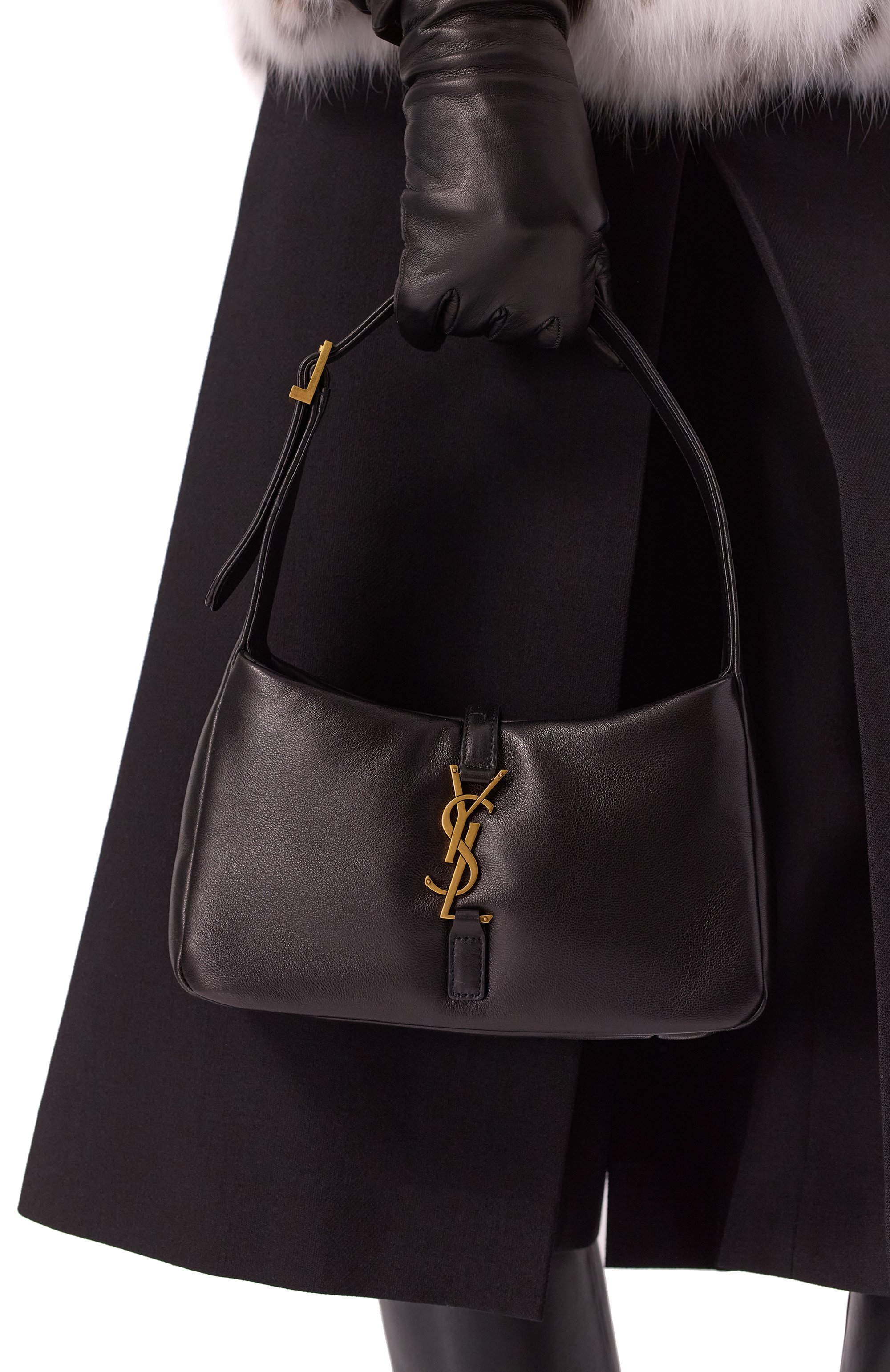 Сумка le 5 à 7 SAINT LAURENT черного цвета по цене 299500 руб., арт. 763419/AACX7, фото 2 Сумка le 5 à 7 SAINT LAURENT, арт. 763419/AACX7, фото 2