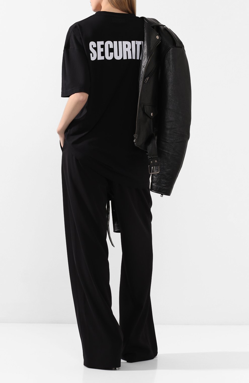 Хлопковая футболка VETEMENTS черного цвета по цене 25850 руб., арт. UAH21TR510 1600/W, фото 2 Хлопковая футболка VETEMENTS, арт. UAH21TR510 1600/W, фото 2