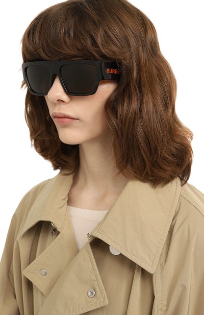 Солнцезащитные очки BURBERRY коричневого цвета по цене 32950 руб., арт. 4397U-300273, фото 2 Солнцезащитные очки BURBERRY, арт. 4397U-300273, фото 2