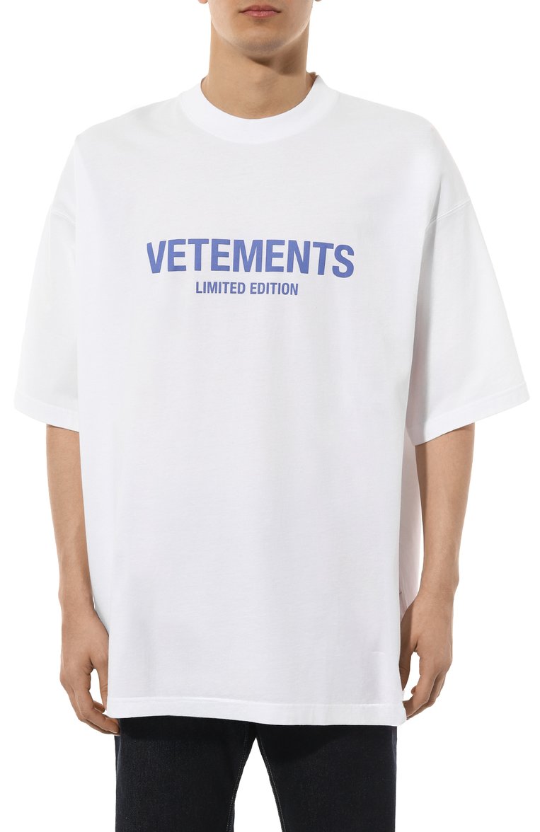 Мужского хлопковая футболка VETEMENTS белого цвета, арт. UE64TR800W | Фото 3 (Региональные ограничен�ия белый список (Axapta Mercury): Не проставлено; Стили: Гранж; Принт: С принтом; Нос: Не проставлено; Материал внешний: Хлопок; Женское Кросс-КТ: Футболка-одежда; Рукава: 3/4)