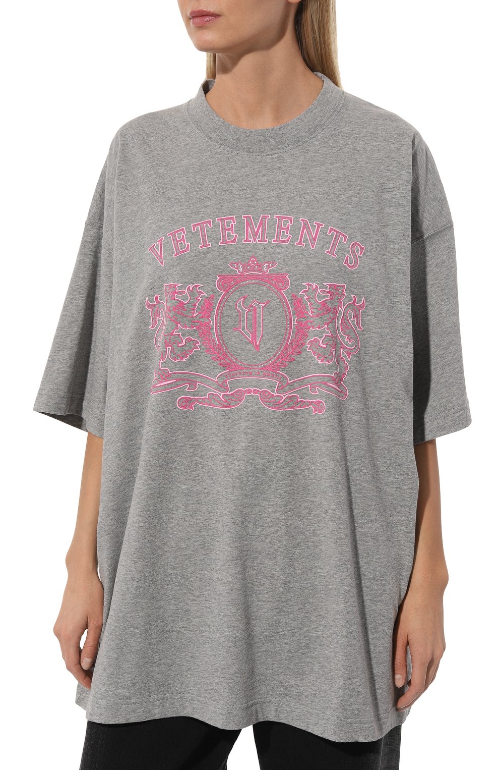 Хлопковая футболка VETEMENTS серого цвета по цене 87800 руб., арт. UE64TR410GP, фото 3 Хлопковая футболка VETEMENTS, арт. UE64TR410GP, фото 3