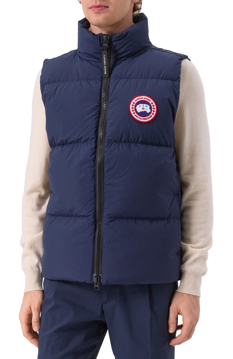 Мужской пуховый жилет CANADA GOOSE темно-синего цвета, арт. 2804M | Фото 3 (Материал внешний: Синтетический материал; Длина (верхняя одежда): Короткие; Материал подклада: Синтетический материал; М�атериал утеплителя: Пух и перо; Мужское Кросс-КТ: жилеты-объемные; Стили: Кэжуэл)