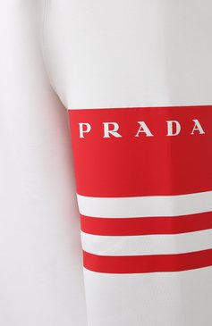 �Мужской свитшот PRADA белого цвета, арт. SJN287-10QM-F0009-212 | Фото 5 (Рукава: Длинные; Материал внешний: Синтетический материал; Длина (для топов): Стандартные; Принт: С принтом; Мужское Кросс-КТ: свитшот-одежда; Материал сплава: Проставлено; Стили: Спорт-шик; Драгоценные камни: Проставлено)