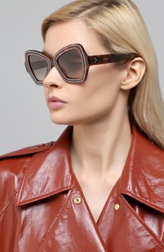 Женские солнцезащитные очки CELINE EYEWEAR коричневого цвета, арт. 4067IS | Фото 2 (Региональные ограничения белый список (Axapta Mercury): Не проставлено; Нос: Не проставлено; Материал: Пластик; Тип очков: С/з; Оптика Гендер: оптика-женское; Очки форма: Бабочка)