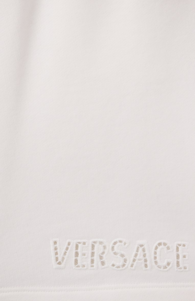 Детские хлопковые шорты VERSACE молочного цвета, арт. 1018204/1A13092 | Фото 3 (Нос: Не проставлено; Материал сплава: Проставлено; Случай: Повседневный; Материал внешний: Хлопок; Материал подклада: Хлопок; Ростовка одежда: 8 лет | 128 см, 10 - 11 лет | 140 - 146см, 6 лет | 116 см, 16 лет | 164 см, 12 лет | 152 см)