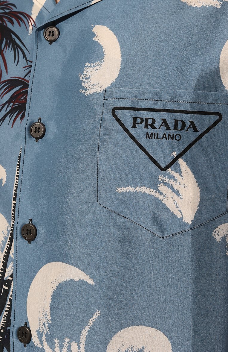 Мужская шелковая рубашка PRADA синего цвета, арт. UCS406-1ZVK-F0237-212 | Фото 5 (Материал внешний: Шелк; Стили: Кэжуэл; Длина (для топов): Стандартные; Рукава: Короткие; Воротник: Отложной; Принт: С принтом; Случай: Повседневный)