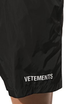 Мужские плавки-шорты VETEMENTS черного цвета, арт. ME63SW700B | Фото 4 (Принт: Без принта; Материал внешний: Синтетический материал; Материал сплава: Проставлено; Нос: Не проставлено; Мужское Кросс-КТ: плавки-шорты)