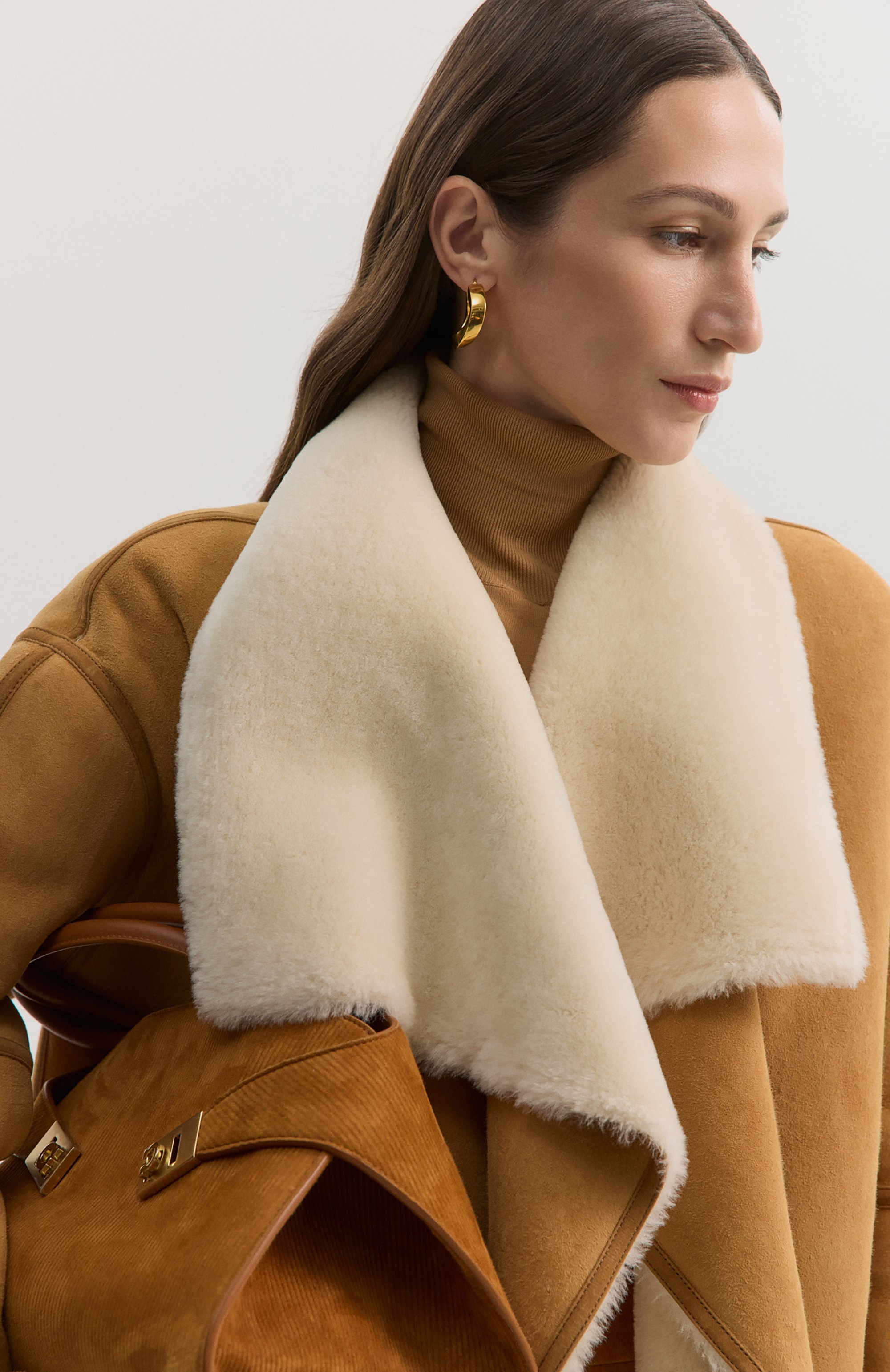 Серьги JIL SANDER золотого цвета по цене 84350 руб., арт. J11VG0342/P7009, фото 4 Серьги JIL SANDER, арт. J11VG0342/P7009, фото 4