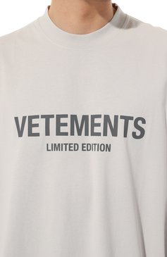 Мужского хлопковая футболка VETEMENTS светло-серого цвета, арт. UE54TR170W | Фото 9 (Региональные ограничения белый список (Axapta Mercury): Не проставлено; Принт: С принтом; Нос: Не проставлено; Материал внешний: Хлопок; Стили: Спорт-шик; Женское Кросс-КТ: Футболка-одежда)