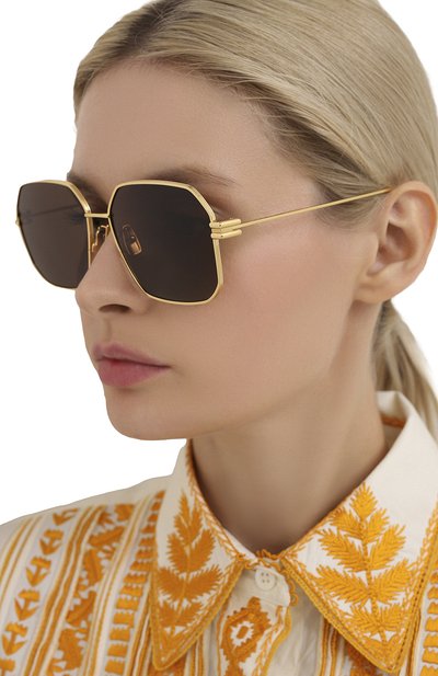 Солнцезащитные очки BOTTEGA VENETA золотого цвета по цене 42400 руб., арт. BV1047S 002, фото 2 Солнцезащитные очки BOTTEGA VENETA, арт. BV1047S 002, фото 2