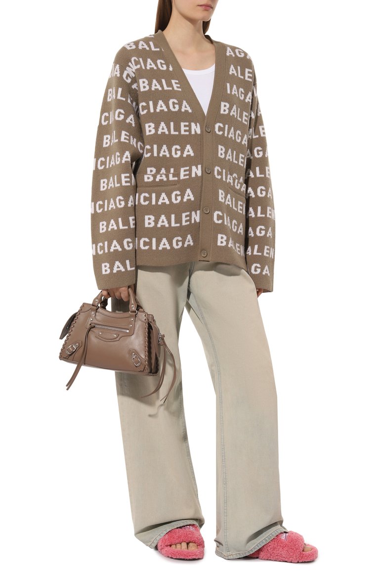 Женский шерстяной кардиган BALENCIAGA бежевого цвета, арт. 766414/T1673 | Фото 2 (Длина (для топов): Стандартные; Материал внешний: Шерсть; Рукава: Длинные; Женское Кросс-КТ: кардиган-трикотаж; Стили: Кэжуэл)