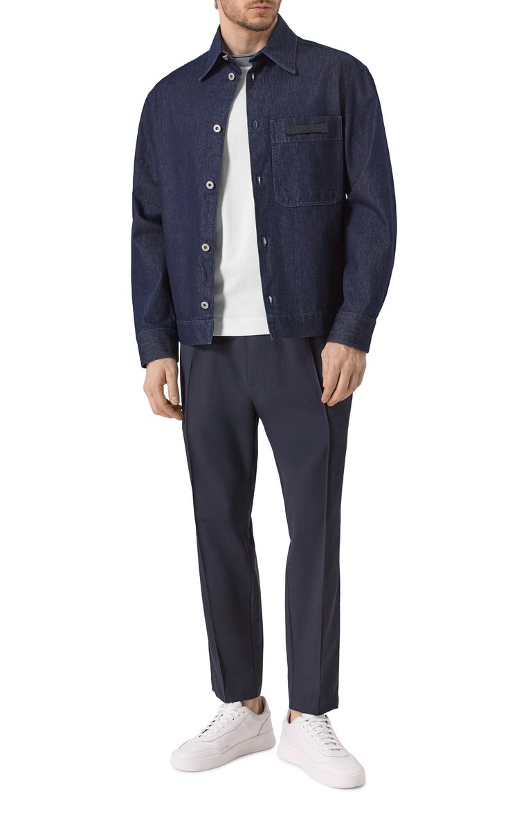 Мужская джинсовая куртка EMPORIO ARMANI темно-синего цвета, арт. EM001667/AF15210 | Фото 2 (Материал внешний: Хлопок, Деним; Рукава: Длинные; Длина (верхняя одежда): Короткие; Стили: Кэжуэл; Кросс-КТ: Куртка, Деним, Легкие)