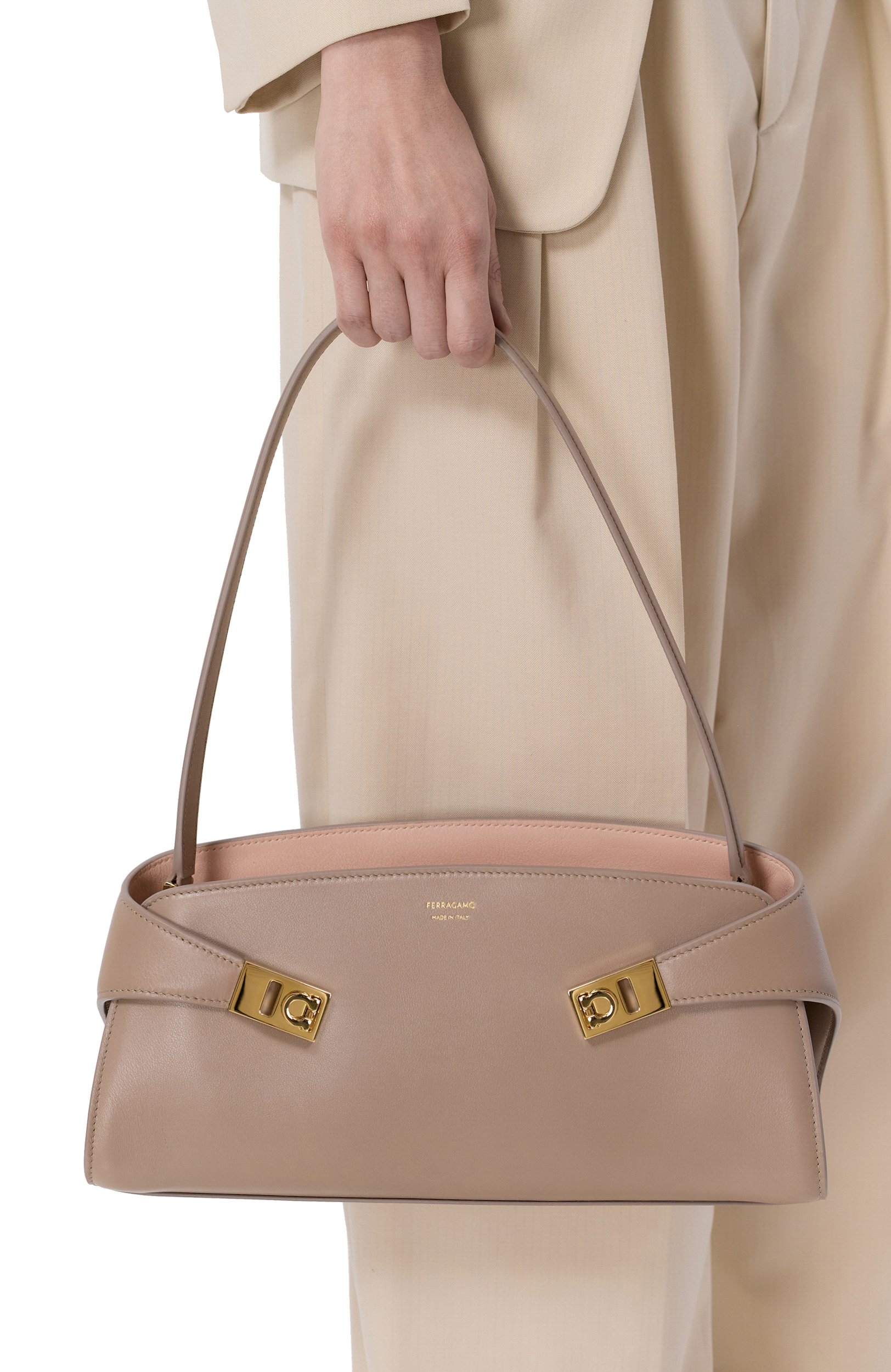 Сумка hug east FERRAGAMO серого цвета по цене 257000 руб., арт. 21A712/796600, фото 2 Сумка hug east FERRAGAMO, арт. 21A712/796600, фото 2