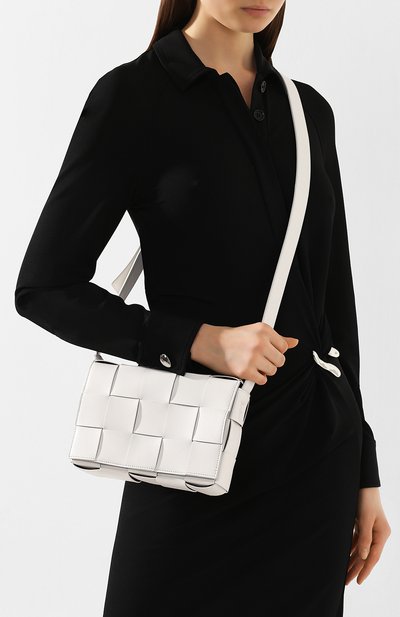 Сумка cassette BOTTEGA VENETA белого цвета по цене 160500 руб., арт. 578004/VMAY3, фото 2 Сумка cassette BOTTEGA VENETA, арт. 578004/VMAY3, фото 2