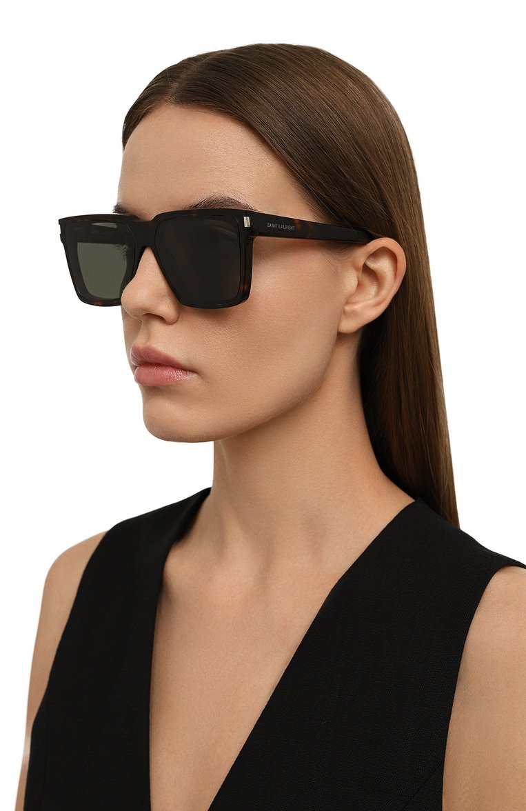 Женские солнцезащитные очки SAINT LAURENT коричневого цвета, арт. SL 610 002 | Фото 2 (Региональные ограничения белый список (Axapta Mercury): Не проставлено; Нос: Не проставлено; Тип очков: С/з; Кросс-КТ: С/з-унисекс; Материал: Пластик; Очки форма: Квадратные; Оптика Гендер: оптика-унисекс)
