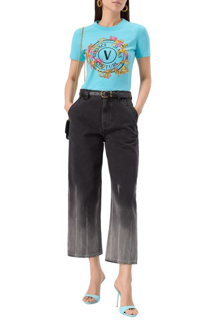 Женская хлопковая футболка VERSACE JEANS COUTURE бирюзового цвета, арт. 78HAHC01/CJ02C | Фото 2 (Длина (для топов): Стандартные; Рукава: Короткие; Материал внешний: Хлопок; Драгоценные камни: Проставлено; Материал сплава: Проставлено)