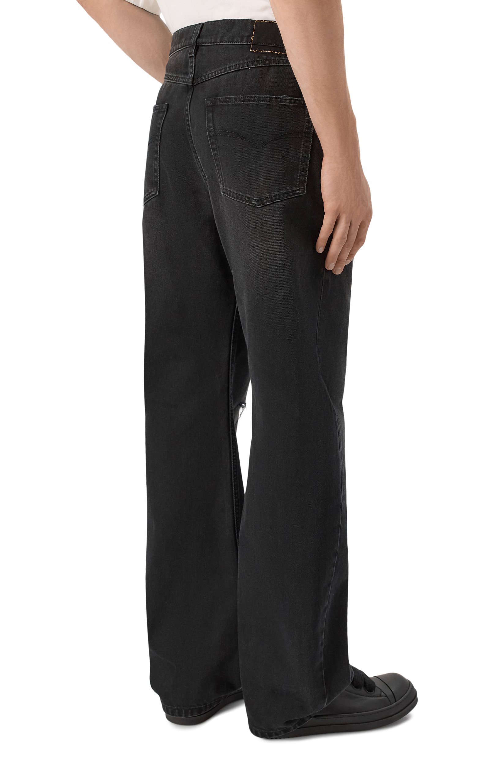 Джинсы VETEMENTS черного цвета по цене 109500 руб., арт. MH27DJ081B, фото 4 Джинсы VETEMENTS, арт. MH27DJ081B, фото 4