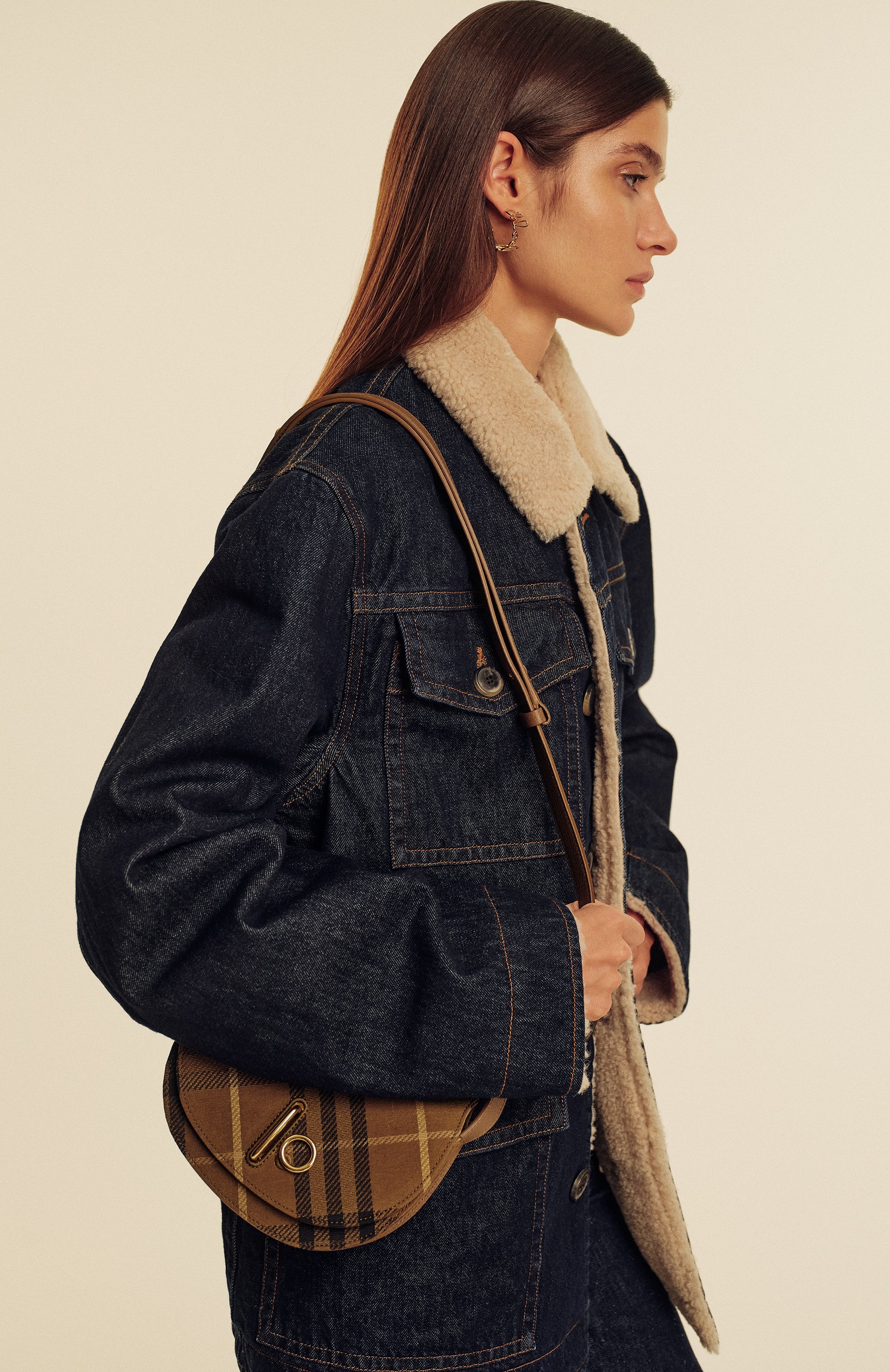 Серьги CHLOÉ золотого цвета по цене 52650 руб., арт. CHC24WFE04/CB7, фото 5 Серьги CHLOÉ, арт. CHC24WFE04/CB7, фото 5