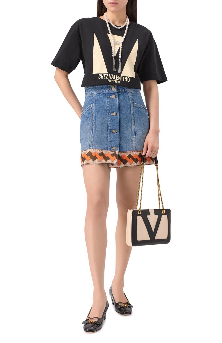 Женская хлопковая футболка VALENTINO черного цвета, арт. 6B3MG24H/95W | Фото 2 (Рукава: Короткие; Материал внешний: Хлопок; Длина (для топов): Стандартные; Стили: Кэжуэл; Принт: С принтом; Женское Кросс-КТ: Футболка-одежда)