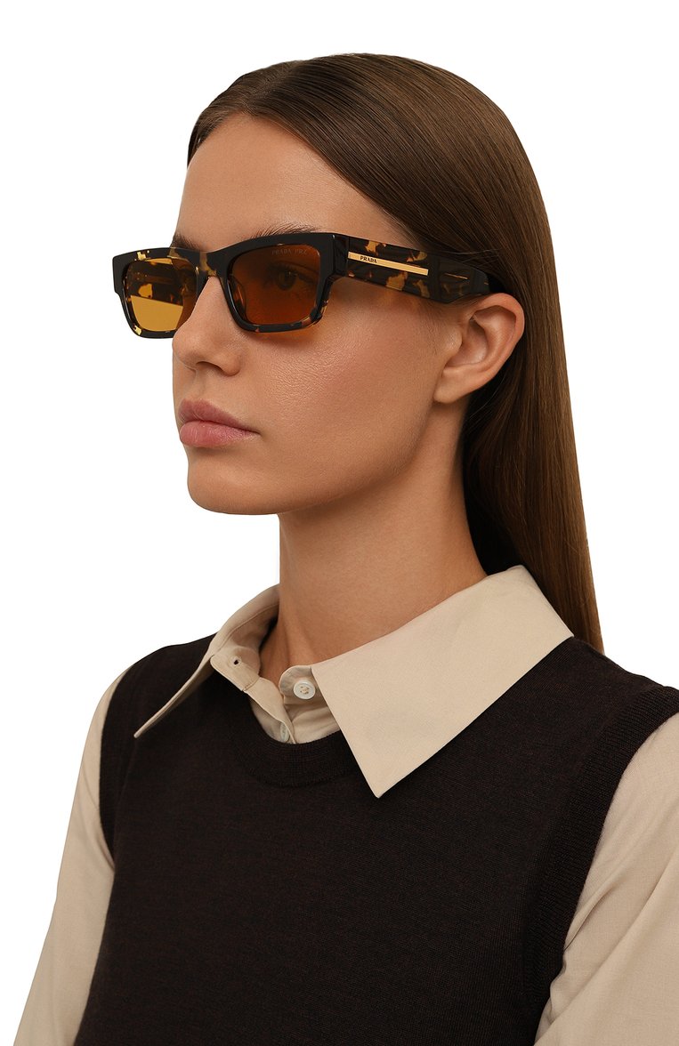 Женские солнцезащитные очки PRADA желтого цвета, арт. A03S-16020C | Фото 2 (Нос: Не проставлено; Региональные ограничения белый список (Axapta Mercury): Не проставлено; Материал: Пластик; Кросс-КТ: С/з-унисекс; Тип очков: С/з; Очки форма: Прямоугольные; Оптика Гендер: оптика-унисекс)