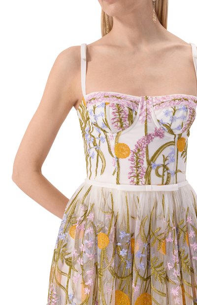 Платье GIAMBATTISTA VALLI белого цвета по цене 1085000 руб., арт. 25SSPVCA5273-66EMB, фото 5 Платье GIAMBATTISTA VALLI, арт. 25SSPVCA5273-66EMB, фото 5