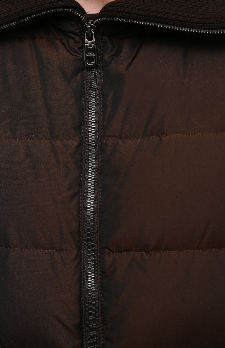 Мужская пуховая куртка DOLCE & GABBANA коричневого цвета, арт. G9TU2T/HUMJD | Фото 5 (Кросс-КТ: Куртка; Мужское Кросс-КТ: пуховик-короткий; Рукава: Длинные; Материал внешний: Синтетический материал; Региональные ограничения белый список (Axapta Mercury): RU; Материал сплава: Проставлено; Материал подклада: Синтетический материал; Драгоценные камни: Проставлено; Длина (верхняя одежда): Короткие; Материал утеплителя: Пух и перо; С�тили: Кэжуэл)