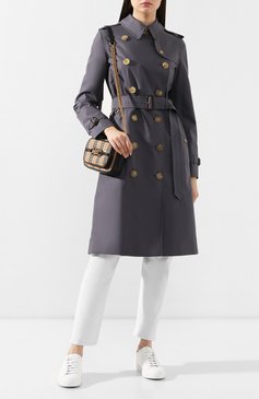 Женский хлопковый тренч kensington BURBERRY серого цвета, арт. 4073369 | Фото 2 (Рукава: Длинные; Длина (верхняя одежда): До колена; Материал сплава: Проставлено; Материал внешний: Хлопок; Стили: Классический; Ювелирные украшения: Назначено; Драгоценные камни: Проставлено; Статус проверки: Проверена категория)